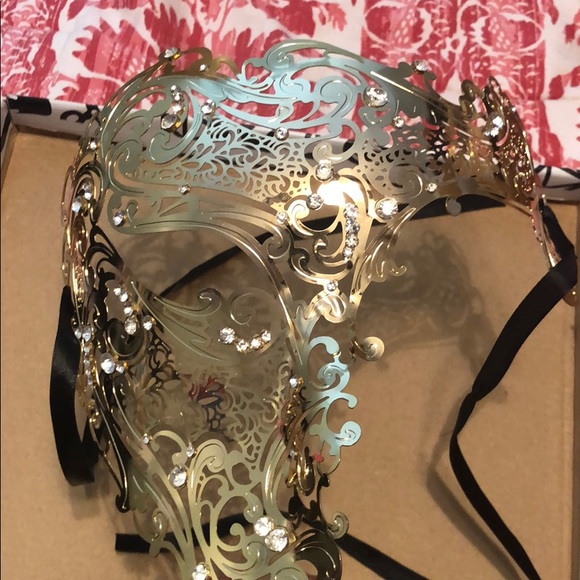 Mascaraed Mask - Picture 2 of 3